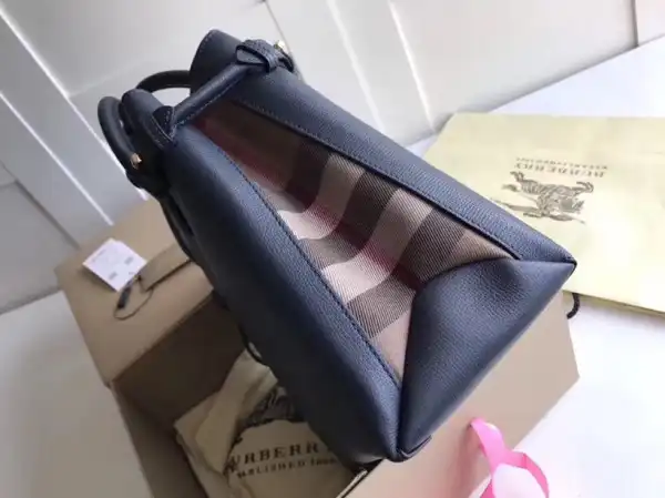 Bagsoffer Burberry The Medium Banner in Leather and House Check 0201